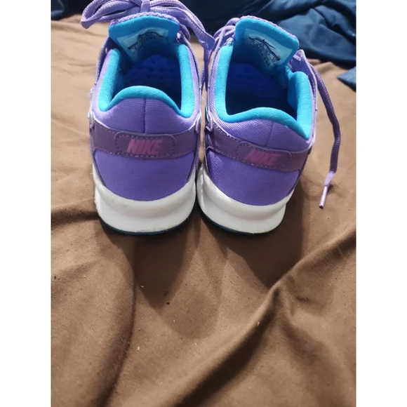 Nike - Picture 4 of 7